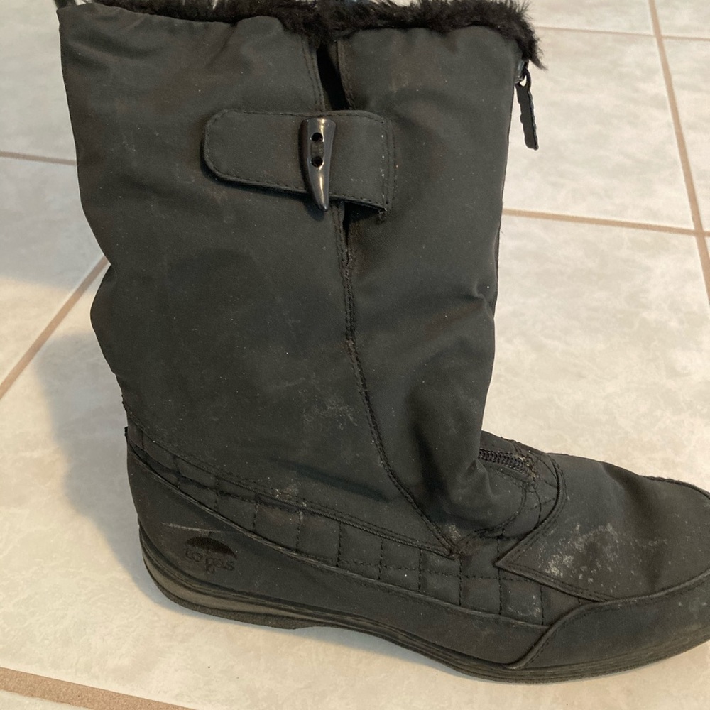 Black Totes fur lined snow boots. Size 7.  Waterproof